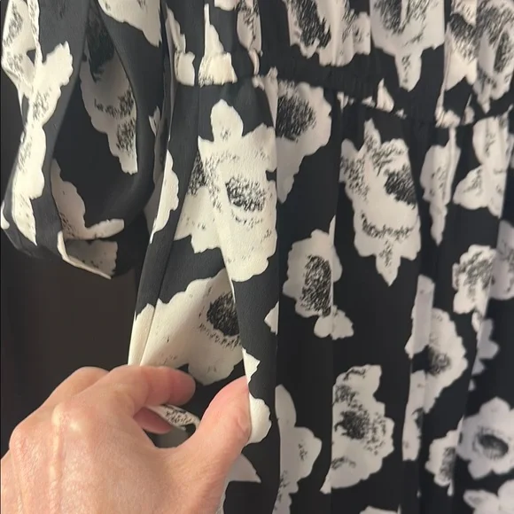 Ann Taylor shorts romper. Floral Black and cream - Picture 3 of 4